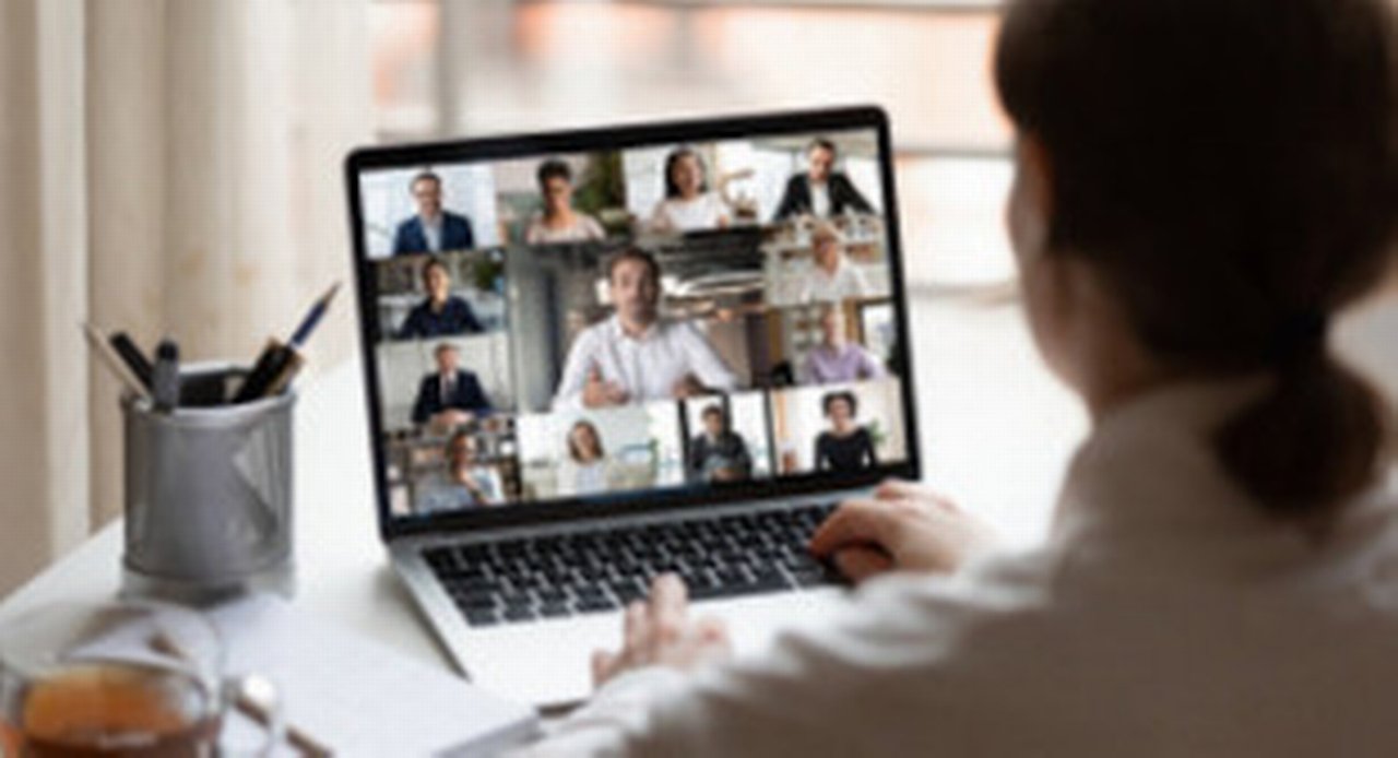 webinar ai - woman with laptop