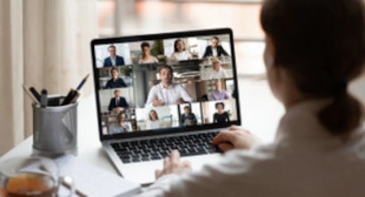 webinar ai  - woman with laptop
